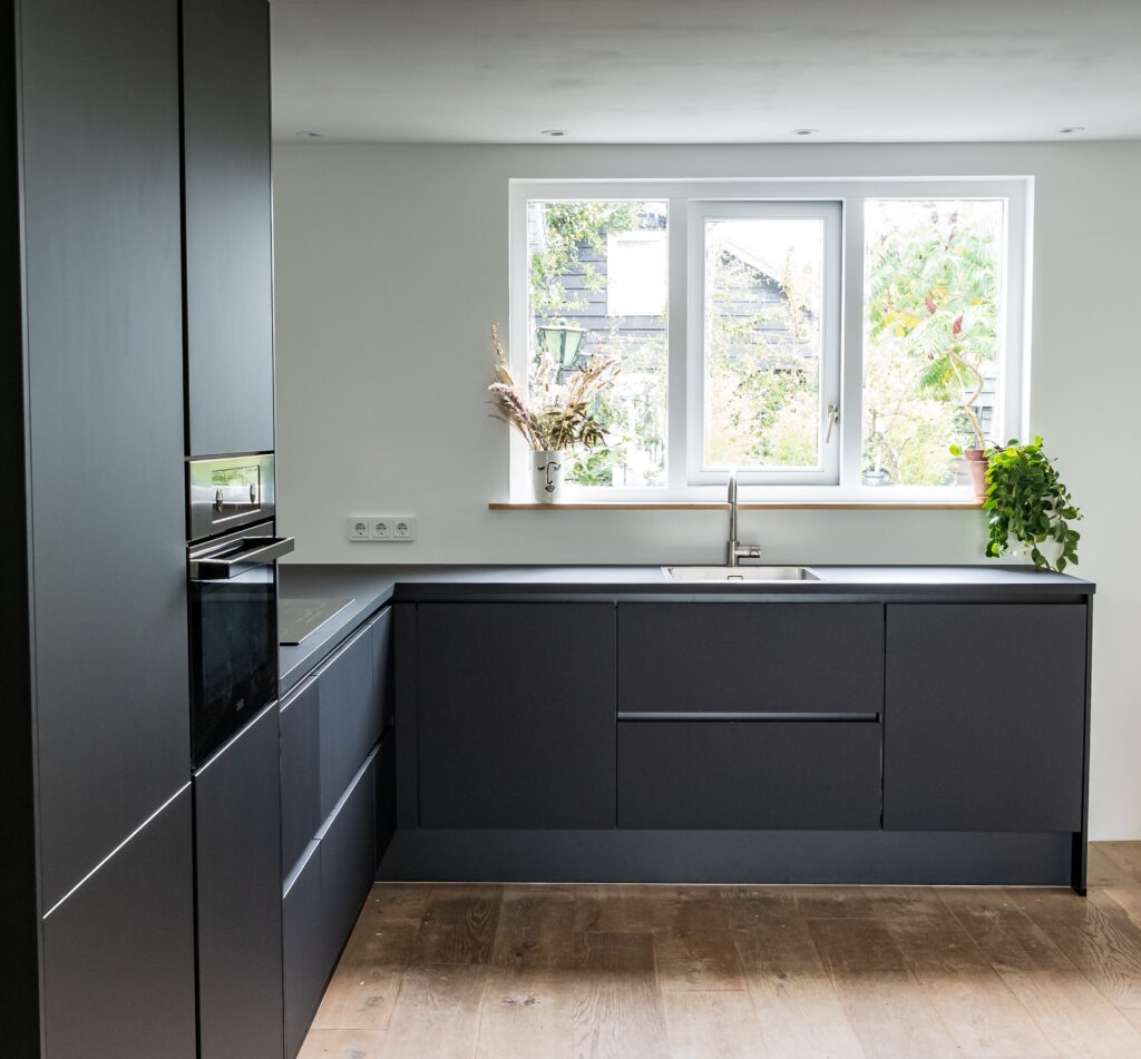 Kitchen Fitters In London simple dark handle-less kitchen